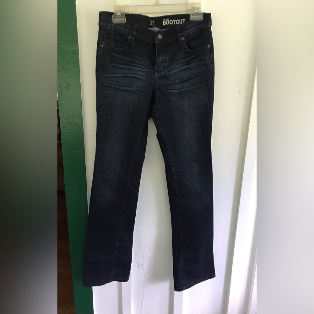 NY&C LOW RISE STRETCHY BOOTCUT JEANS.  SIZE 6